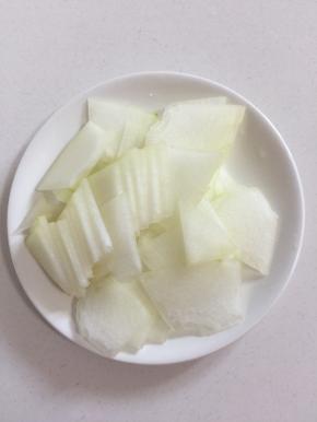 冬瓜去皮洗净切成薄片备用！