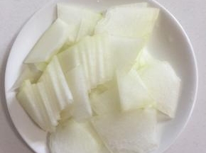 冬瓜去皮洗净切成薄片备用！