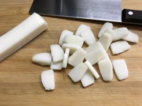 水蘑年糕切成厚薄均匀的片。