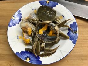 大闸蟹洗净，去腮、胃、肠、心后切成小块。