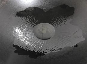 锅中放适量油。