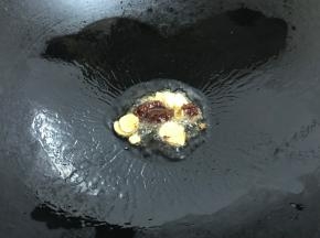 放入郫县豆瓣酱炒出红油。
