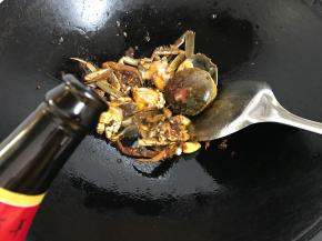 放入适量料酒和老姜去腥。