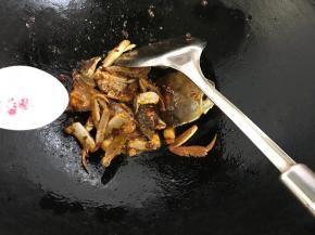 加1小撮盐翻炒均匀。