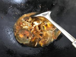 加入适量的开水煮3分钟。