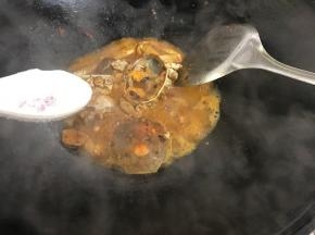 差不多入味时加入适量糖调味。