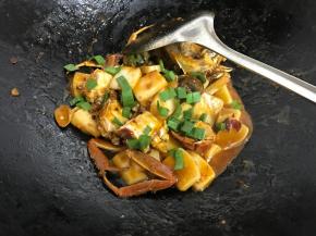 出锅前撒入青蒜叶。