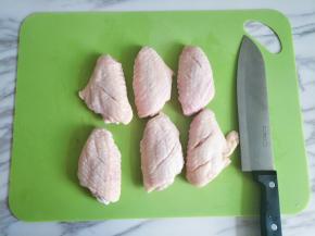 鸡翅中洗净，正反面各划两刀方便入味