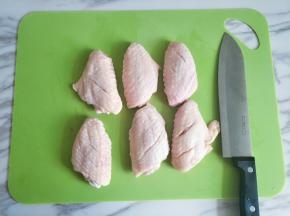 鸡翅中洗净，正反面各划两刀方便入味