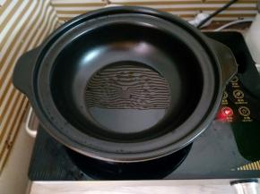 锅里倒入适量油烧热