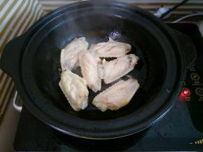 放入鸡翅煎香