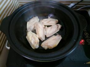 放入鸡翅煎香
