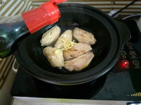 烹入料酒、生抽和老抽炒匀