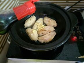 烹入料酒、生抽和老抽炒匀