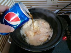 倒入半罐可乐，鸡翅做的少只用了半罐