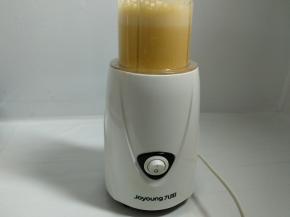 南瓜肉（30克）和豆浆（150克）放入九阳料理机，搅拌成南瓜豆浆汁。