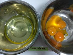 蛋黄和蛋白分离，蛋白打入干净无水无油的容器里。