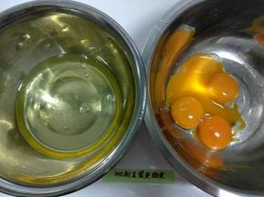 蛋黄和蛋白分离，蛋白打入干净无水无油的容器里。