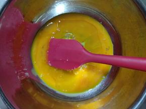 蛋黄，植物油和盐搅匀。