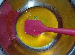 蛋黄，植物油和盐搅匀。