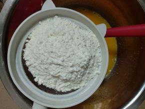 筛入低筋面粉。