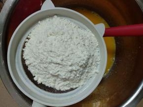 筛入低筋面粉。