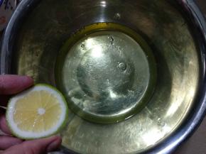 蛋白里滴入几滴柠檬汁。