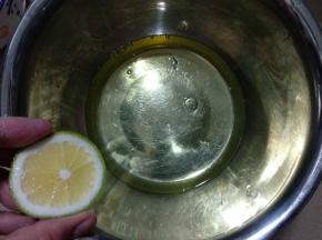 蛋白里滴入几滴柠檬汁。