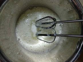 白糖分3次加入，打至粗泡时加一次糖。