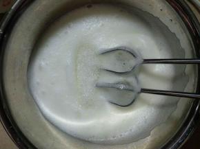 打至细泡时加一次糖。
