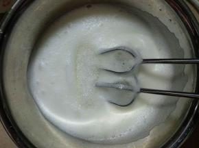 打至细泡时加一次糖。
