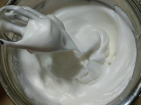 打至偏干性发泡，有小尖角即可。