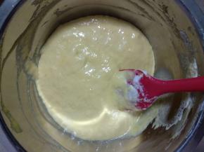 取1/3蛋白霜放入菠菜糊，从下往上翻拌或#字翻拌，不可圈拌以免消泡。