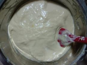 将拌好的面糊倒入剩余蛋白，从下往上翻拌或#字翻拌，不可圈拌以免消泡。