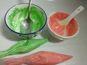 两个小碗各打入两勺蛋糕糊，加入色素搅匀，装入裱花袋。（用一勺蛋糕糊加一滴色素也够）