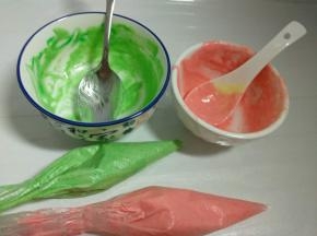 两个小碗各打入两勺蛋糕糊，加入色素搅匀，装入裱花袋。（用一勺蛋糕糊加一滴色素也够）