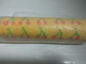 将烤盘取出震一下，倒扣在烤网上。趁热小心撕开油纸，再重新盖上一张新的油纸。倒扣过来，烤黄的那面朝上，把蛋糕卷起来，尽量卷紧一些。定型5分钟就可以切开享用了。