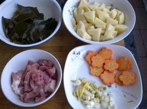 干海带用水泡开洗净切成段，如果是湿海带，就不用泡了。
土豆切成滚刀块，用水泡10分钟左右，控干水。
肥瘦相间的猪肉切成小块。
胡萝卜切成厚一点的片。
准备好葱姜蒜。