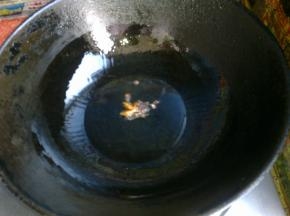 锅中倒油，撒入花椒和大料。