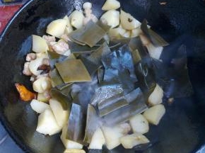 加入海带翻炒。