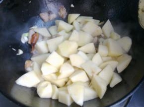 加入土豆。
因为前面熬出些猪油来，所以这会可以将土豆油煎一会，这样土豆吃起来外皮是脆的。