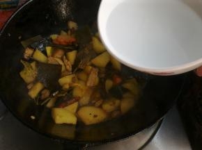 加入小半碗开水，炖至汤汁收干。
出锅前撒些鸡精。