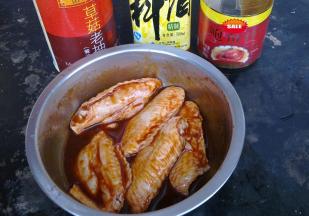 再加入生抽，料酒，鲍鱼汁腌制半小时。