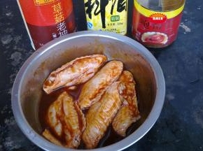 再加入生抽，料酒，鲍鱼汁腌制半小时。