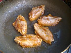 鸡翅面朝下煎。