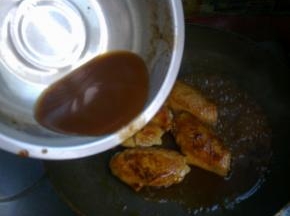 把腌制剩下的料汁加点水倒入锅中。

汤汁收干即可出锅。