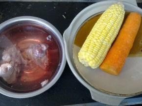 排骨在冷水里浸泡半小时。
胡萝卜和玉米切段备用。