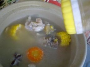 排骨冷水下锅，放几片姜片，水开后将排骨捞出。