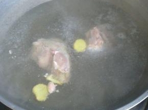 砂锅里水开后放入排骨，玉米和胡萝卜，几片姜片和一个八角。