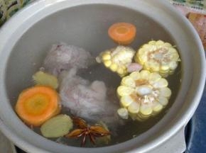 熬一会后把汤表面上的脏东西捞出扔掉。

中小火熬半小时左右。